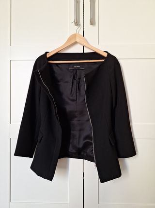 Chaqueta negra Zara cuello barco 