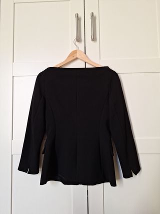 Chaqueta negra Zara cuello barco 