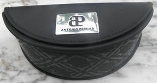 Gafas de sol diseñadas del modisto Antonio Pernas