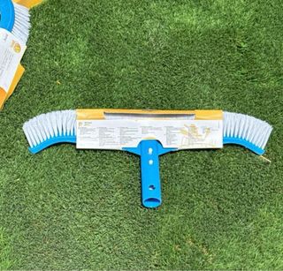 4 cepillos para piscina