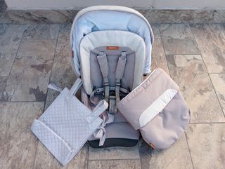 Silla y capazo de bebé