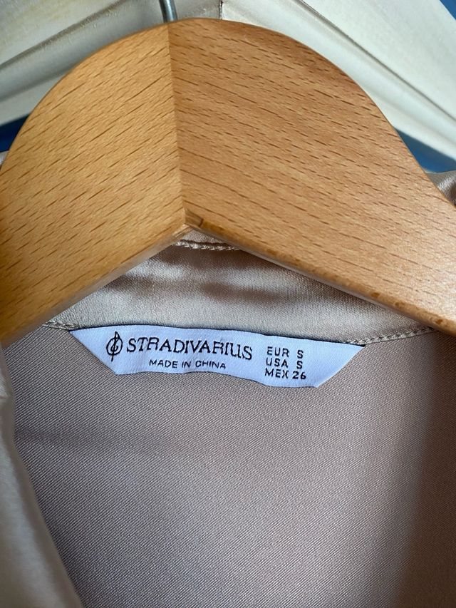 Vestido corto cóctel dorado Stradivarius