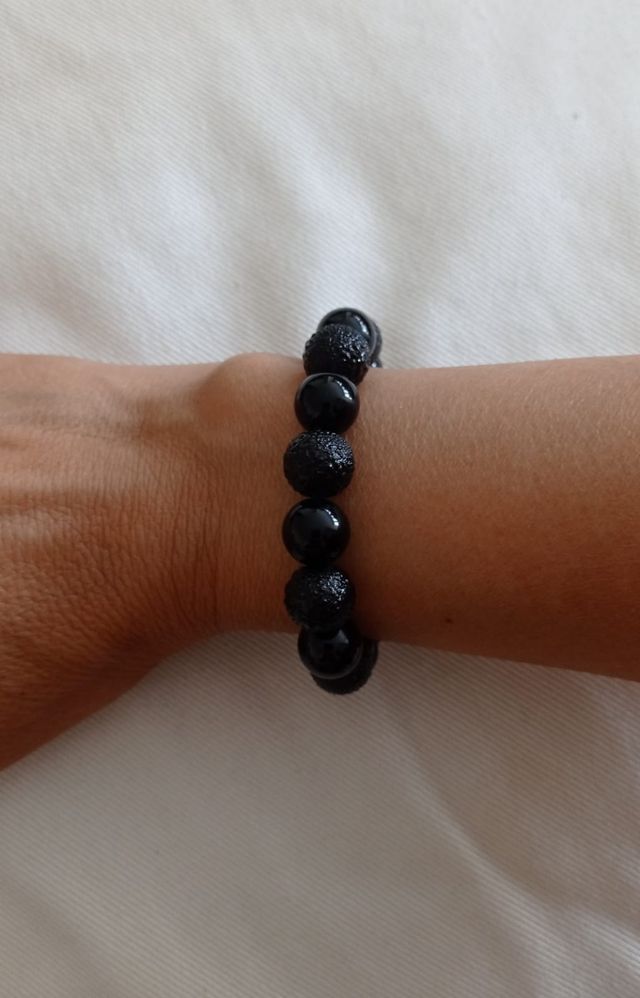 Pulsera elástica formada por bolas de dos texturas