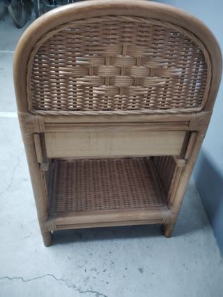 Mesita de mimbre