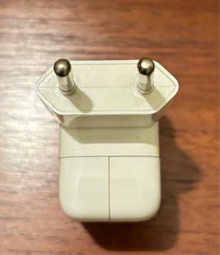 Cargador de 12 W de APPLE.