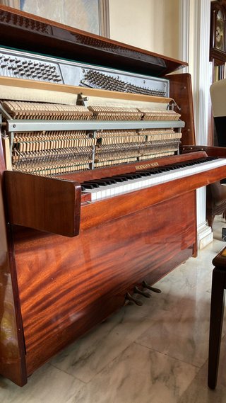 Piano de pared de estudio Hermann Mayr