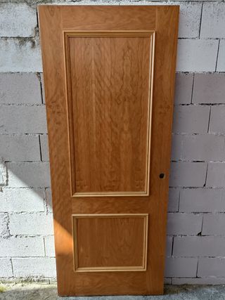 Puerta de entrada a casa de madera maciza