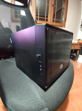 PC caja cúbica negra