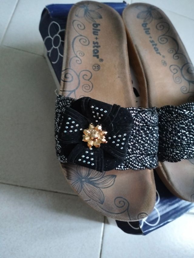 Ciabatte con applicazioni strass