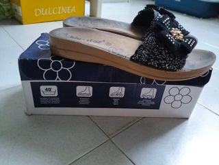 Ciabatte con applicazioni strass