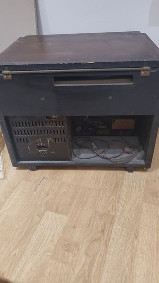 Radio antigua con tocadiscos PHILIPS