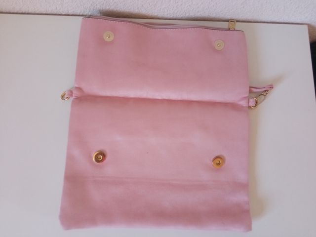 Bolso mano rosa con detalles azules