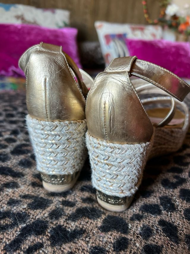 Cuñas doradas de Jimmy Choo