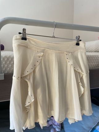 FALDA CORTA TACHUELAS ZARA 