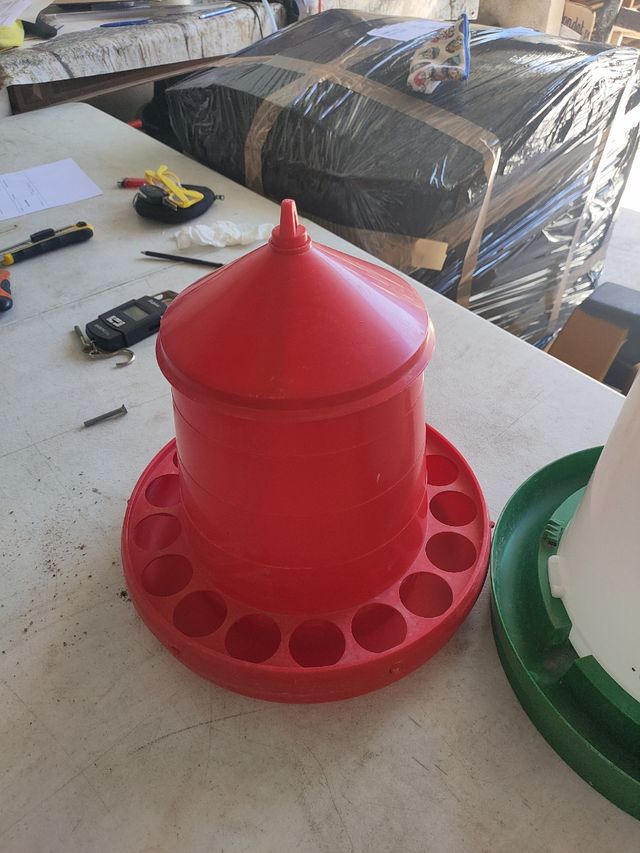 Comedero y bebedero aves