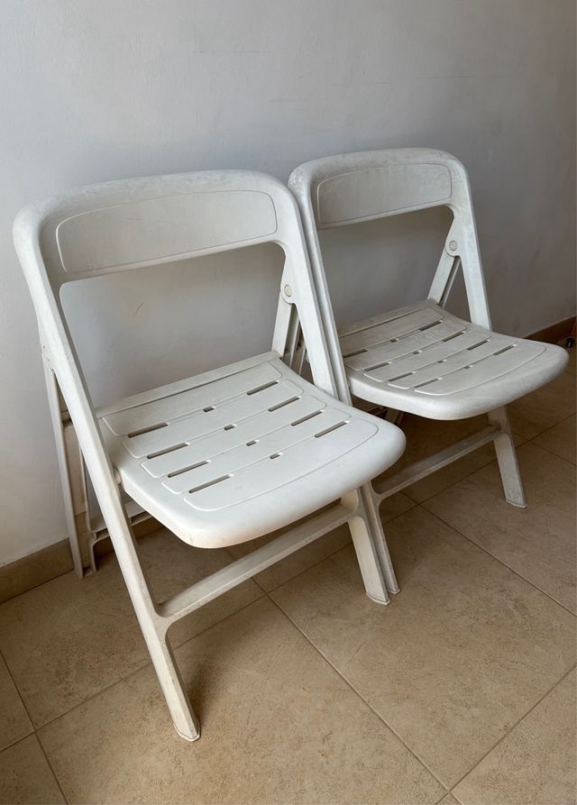 2 Sillas Plegable + 1 Taburete por 20€