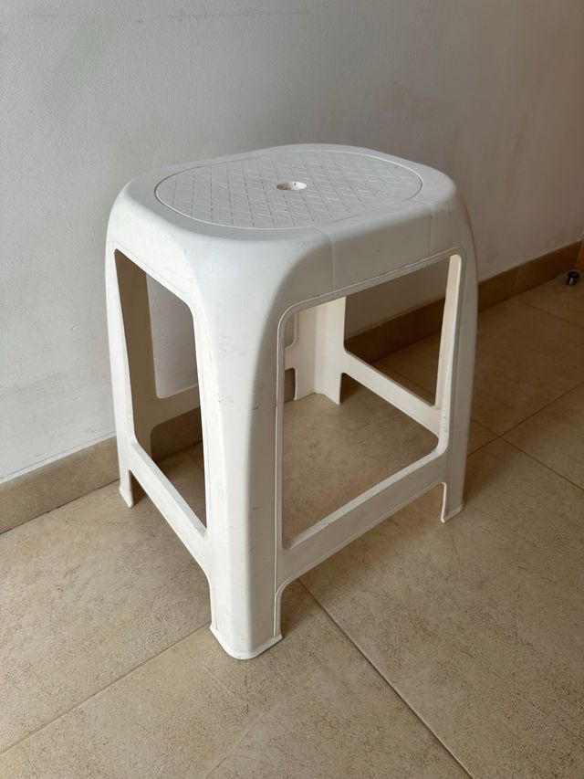 2 Sillas Plegable + 1 Taburete por 20€