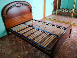 Cama con somier y cabezal.