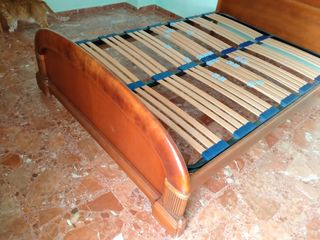 Cama con somier y cabezal.