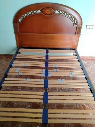 Cama con somier y cabezal.