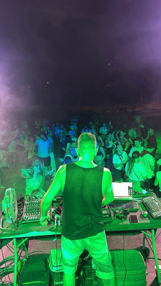 DJ con equipos propios, animador y fotomatón