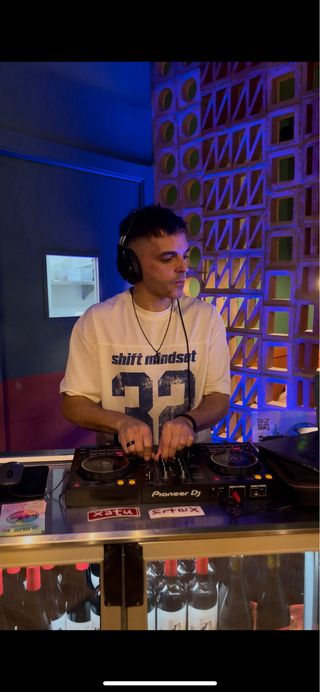 DJ con equipos propios, animador y fotomatón