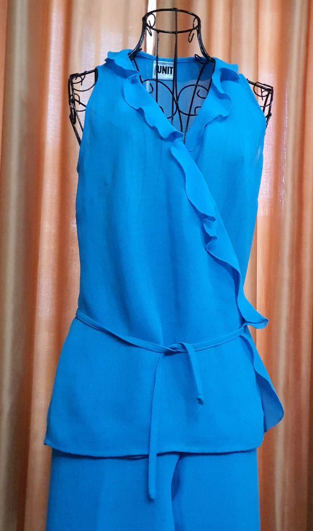 Conjunto de pantalón y blusa, UNIT