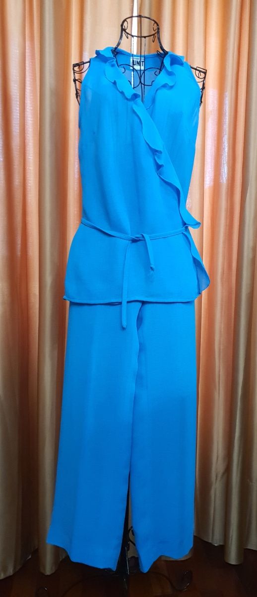 Conjunto de pantalón y blusa, UNIT