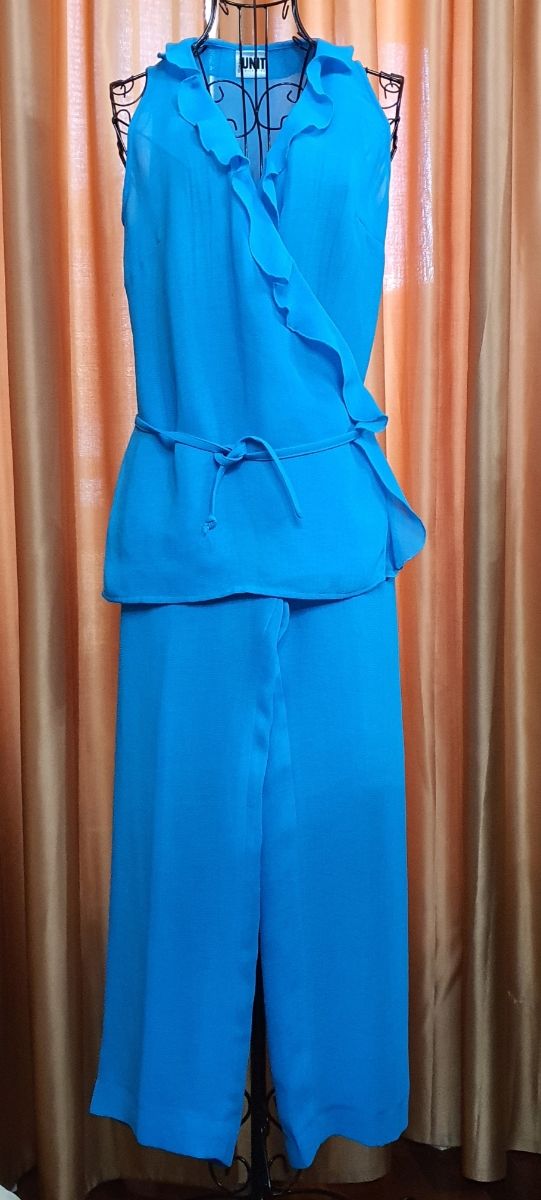 Conjunto de pantalón y blusa, UNIT