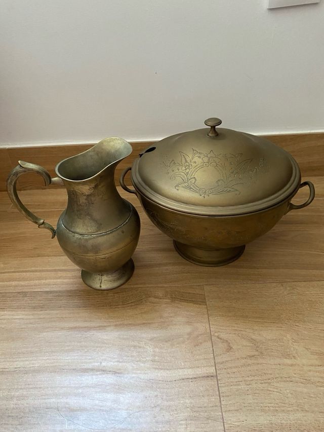 Conjunto sopera y jarra de agua metalicas