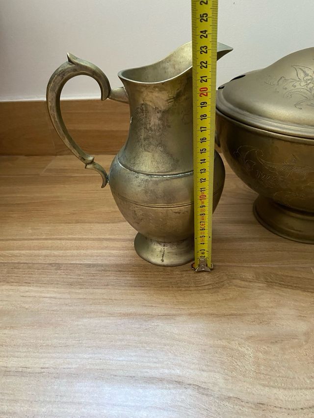 Conjunto sopera y jarra de agua metalicas