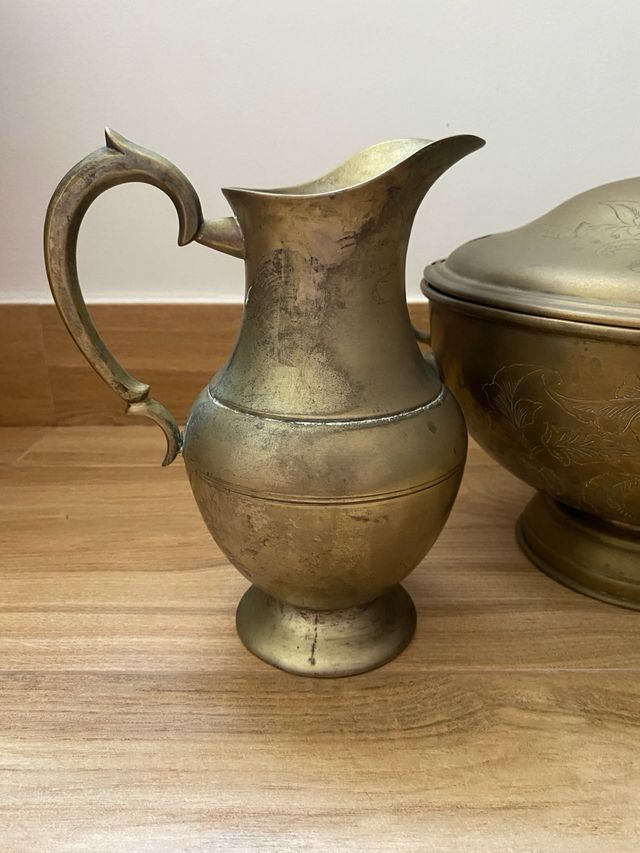 Conjunto sopera y jarra de agua metalicas