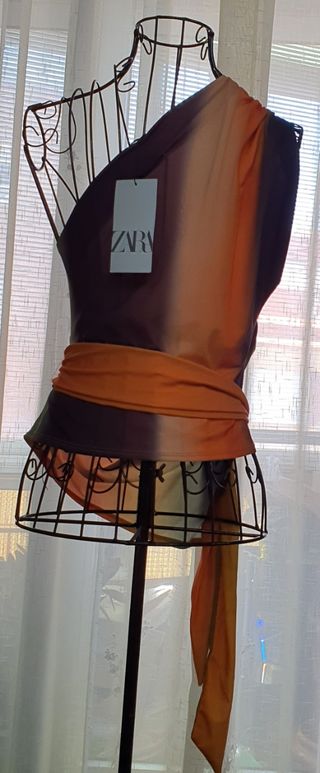 Top estampado Zara.