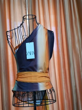 Top estampado Zara.