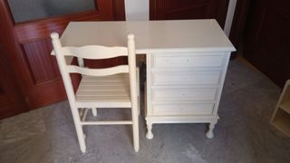 Escritorio beige con silla.