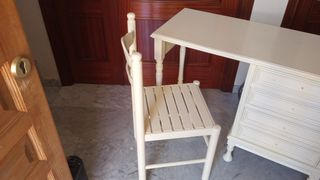 Escritorio beige con silla.