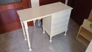 Escritorio beige con silla.