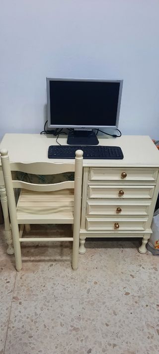 Escritorio beige con silla.