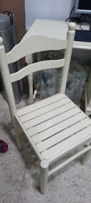 Escritorio beige con silla.