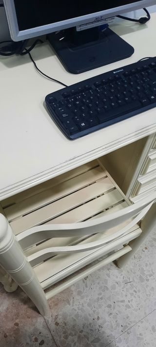 Escritorio beige con silla.