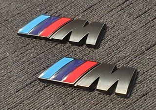 BMW 2 EMBLEMAS M LATERALES + 1 LOGO M PORTÓN