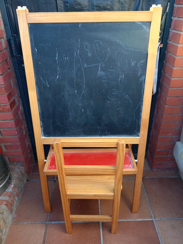 sedia in legno con lavagna