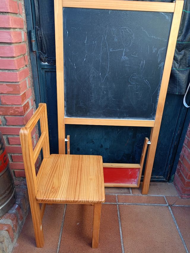 sedia in legno con lavagna