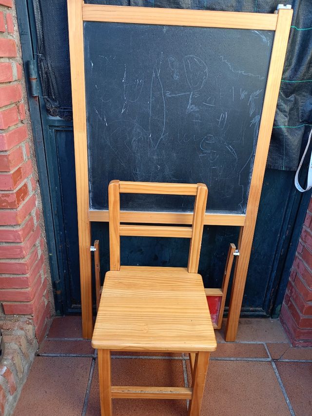 sedia in legno con lavagna