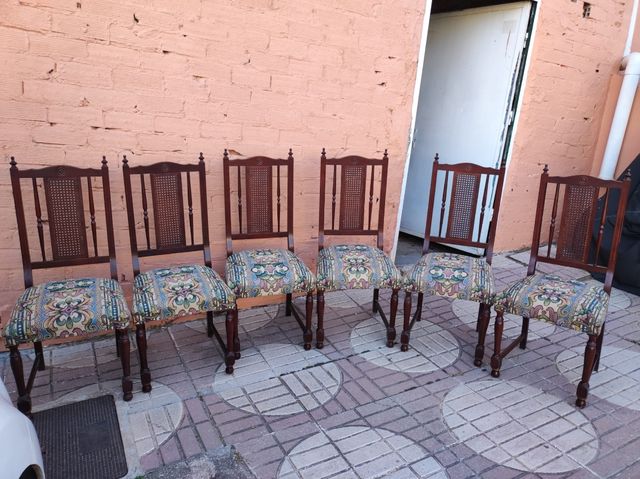 Seis sillas de comedor tapizadas