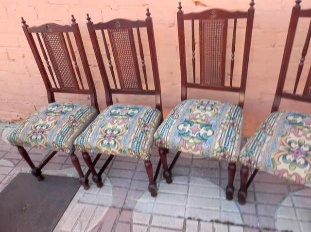 Seis sillas de comedor tapizadas