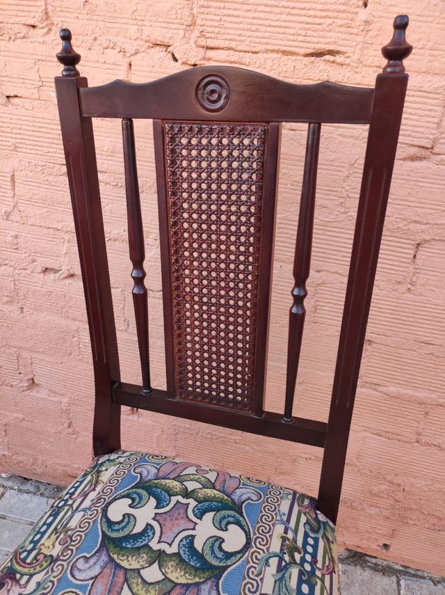 Seis sillas de comedor tapizadas