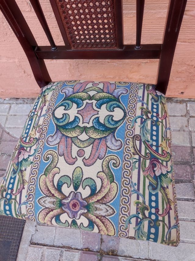 Seis sillas de comedor tapizadas