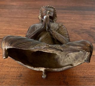 Antiguo buda en bronce