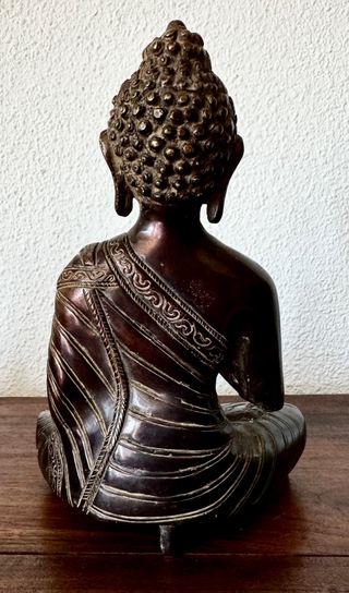 Antiguo buda en bronce